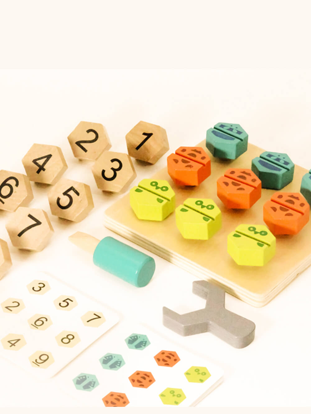 Juego Montessori de combinación de tornillos y tuercas