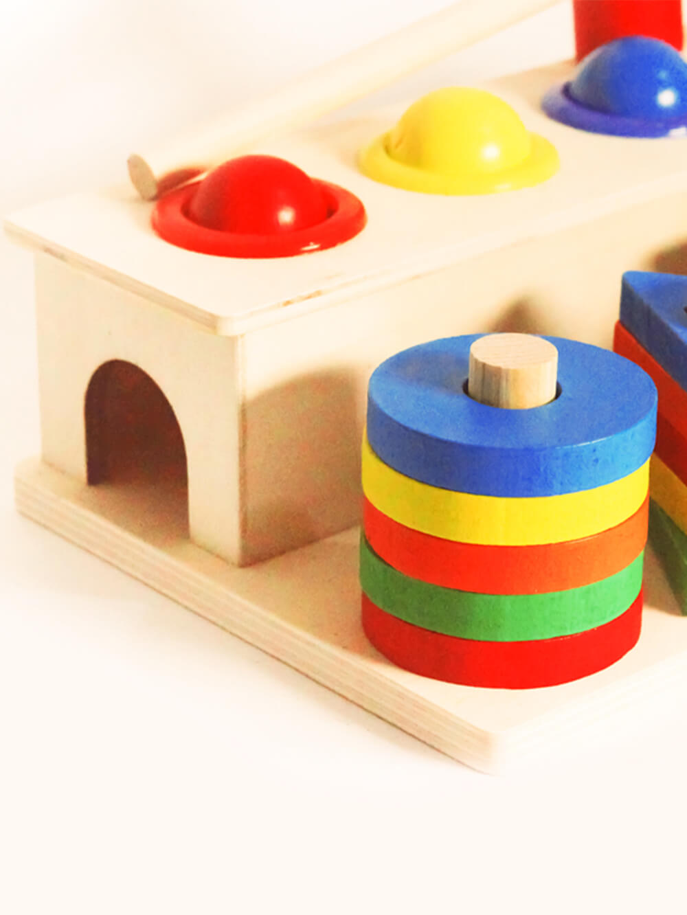 Juego Montessori para niños de encajar figuras geométricas 